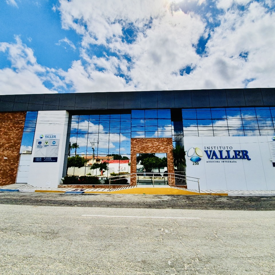 Fachada espelhada do Instituto Valler em Juazeiro-BA.