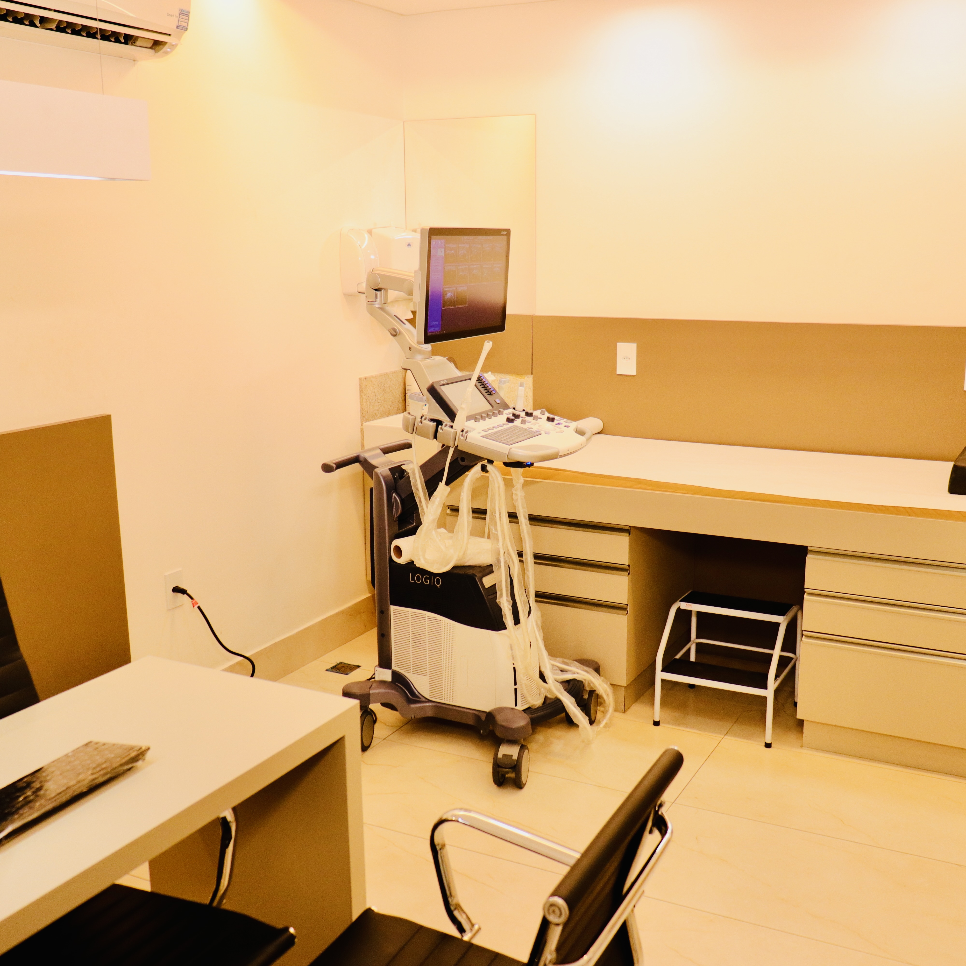 Sala de ultrassonografia do Instituto Valler com equipamento e mesa de exame.